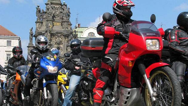 Motorkáři na olomouckém Horním náměstí 