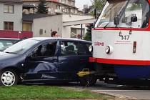 Na olomoucké třídě Kosmonautů se v úterý ráno srazilo osobní auto s tramvají.