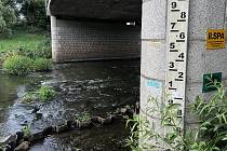 Voda v korytě Moravy v Olomouci je pod dlouhodobým červencovým průměrem, na snímku Olomouc-Chomoutov, 14. července 2022.