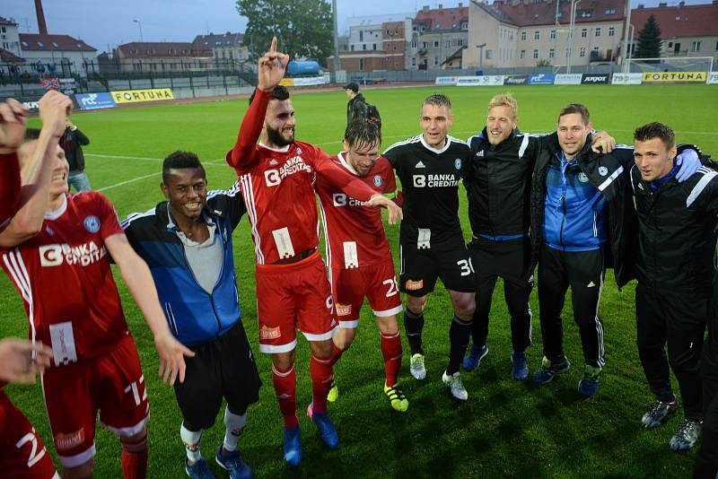 Olomoučtí fotbalisté (v červeném) porazili Znojmo 4:1 a slavili postup do první ligy