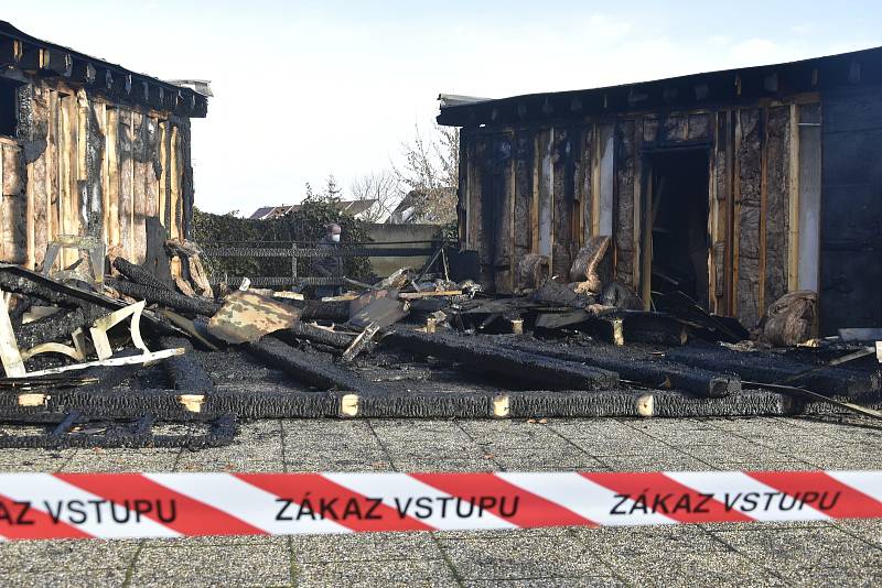 Následky požáru kiosku u lázní ve Slatinicích, 29. 12. 2020