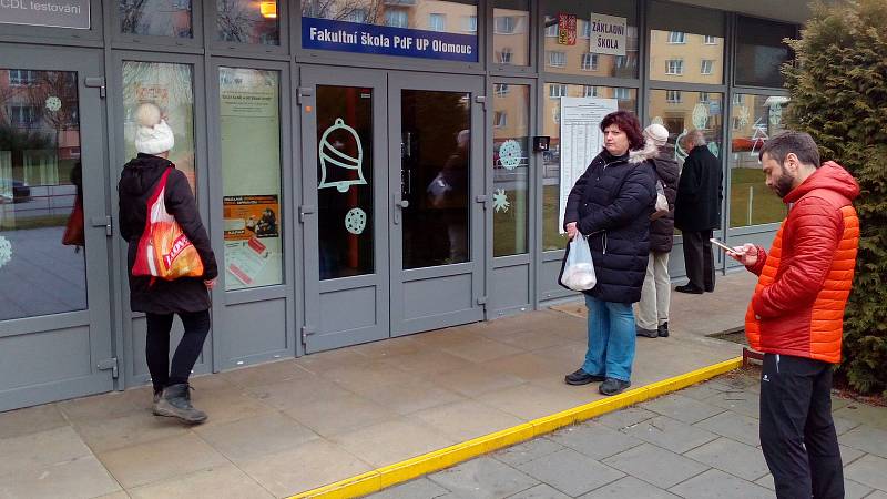 První voliči se před volební místností v Základní škole Stupkova v Olomouci scházeli už deset minut před druhou hodinou