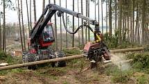 Harvestor pomáhá v olomoucké zoo s úklidem po vichřici. 20.3. 2019