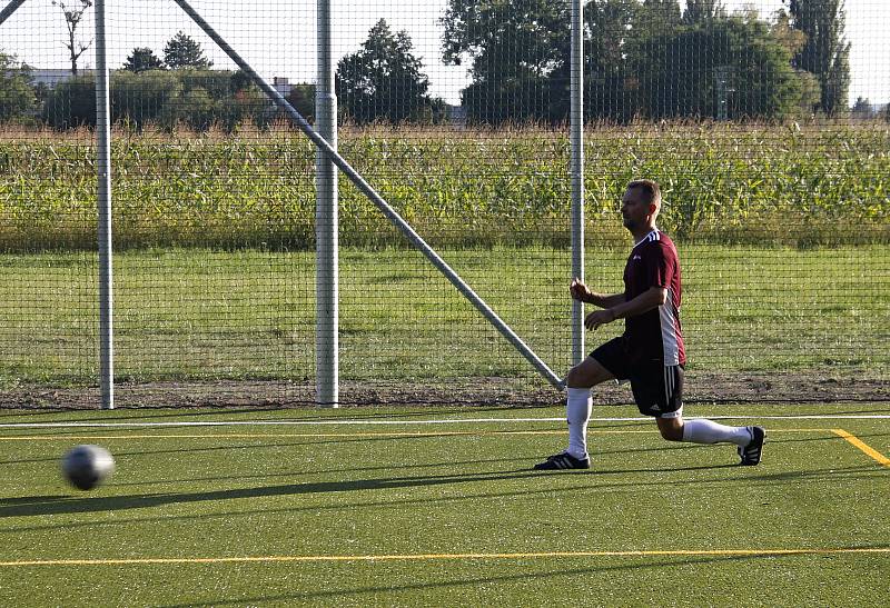 První liga Malého fotbalu Olomouc: FC Levotil - Marky Sport Olomouc 5:1 na novém víceúčelovém hřišti s umělou trávou v Července.