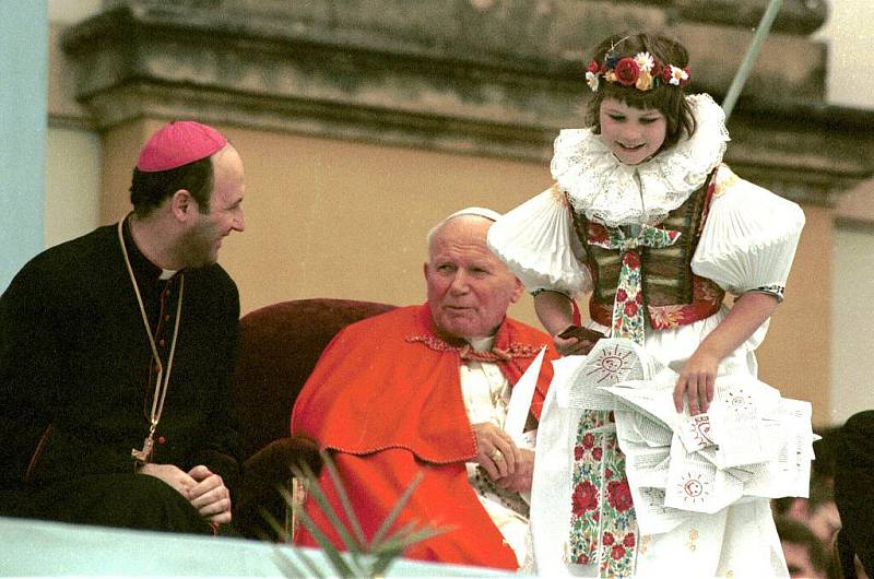 Olomoucký arcibiskup Jan Graubner a papež Jan Pavel II. na setkání s mládeží na Svatém Kopečku