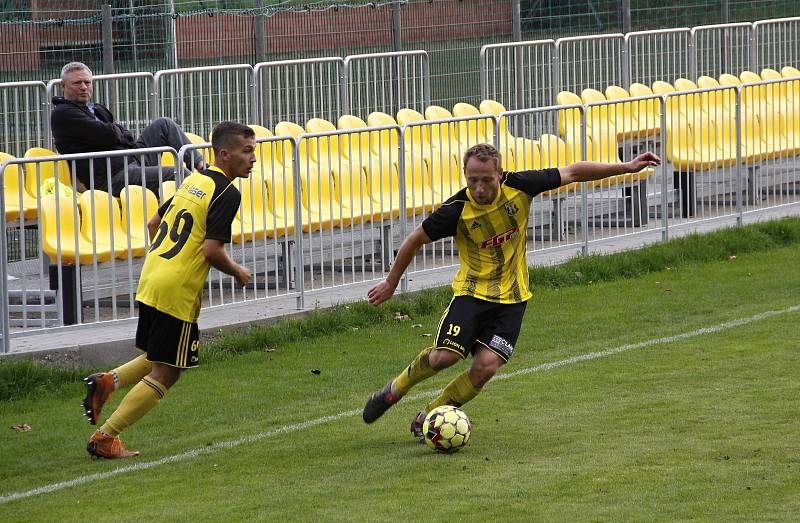 Fotbalisté Nových Sadů (ve žluto-černém) remizovali s Valašským Meziříčím 1:1.