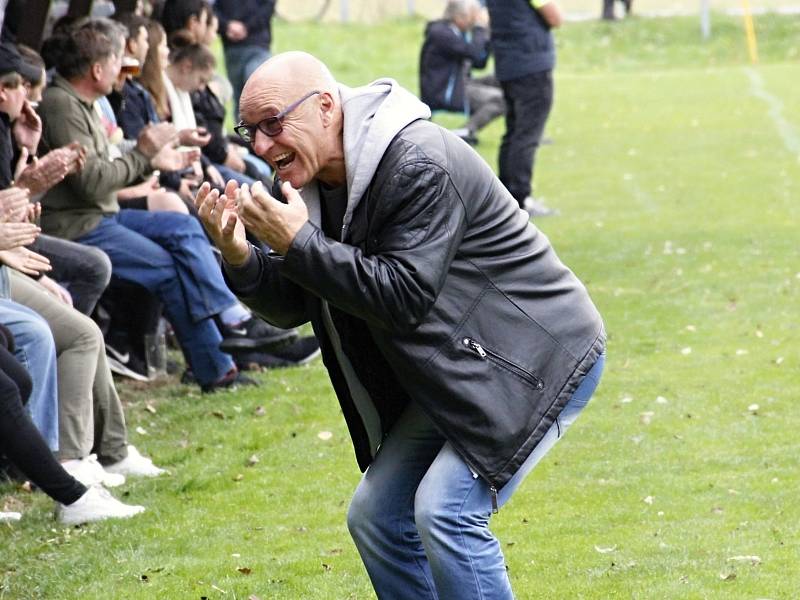 Trenér Bohuňovic Radek Drulák slaví šestý gól.