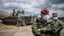 Náčelník Generálního štábu Armády ČR Aleš Opata si prohlíží obrněný vůz ASCOD 42 na mediálním dnu při testování bojových vozidel pěchoty (BVP) z tendru pro českou armádu ve vojenském prostoru Libavá, 27. května 2021.