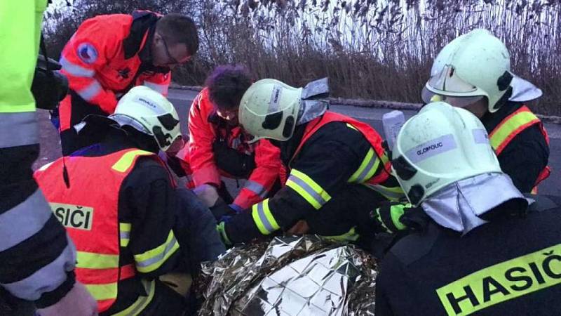 Záchranáři a hasiči zasahují u srážky dvou auta u Krčmaně