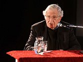 Legenda světové lingvistiky Američan Noam Chomsky na besedě v olomouckém kině Metropol
