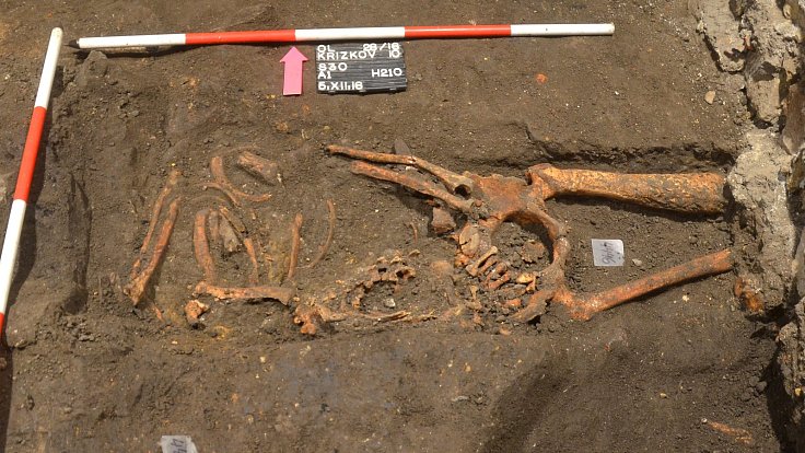 Při záchranném archeologickém průzkumu v Olomouci byl zjištěn syfilis šířící se Evropou od konce 15. století. Na snímku nález hrobu v Křížkovského 10.