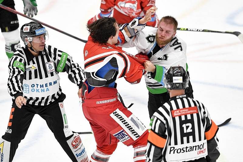 Utkání 1. kola hokejové extraligy: HC Olomouc - BK Mladá Boleslav, 10. září 2021 v Olomouci. Bitka mezi Tomáš Dujsík z Olomouce a Adam Jánošík z Mladé Boleslavi.