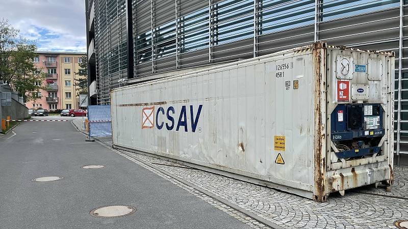 Mobilní chladicí kontejner v areálu FN Olomouc, 30. května 2021
