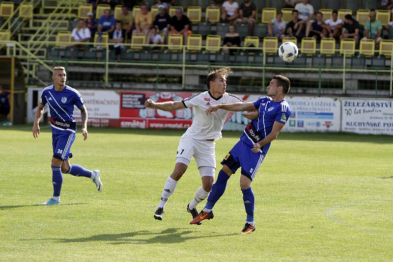 Fotbalisté HFK Olomouc (v bílém) porazili Frýdek-Místek 2:0