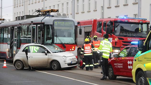 Nehoda tramavje a osobního auta na třídě Svobody v Olomouci, 24. ledna.
