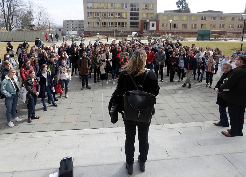 Protest studentů před Teoretickými ústavy lékařské fakulty v Olomouci. 15. března 2018