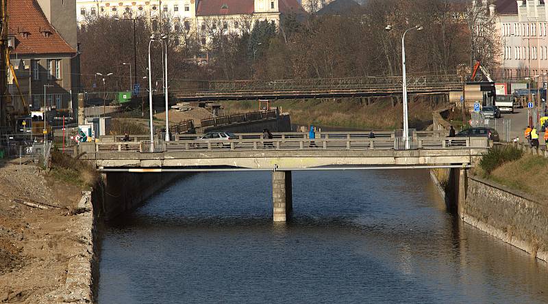 Stavba protipovodňových opatření - v popředí most na Masarykově třídě, za ním lávka u Bristolu. Konec listopadu 2018