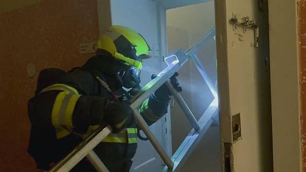 Hasiči zasahují u požáru na jednom z oddělení psychiatrické léčebny ve Šternberku, 8.9.2023