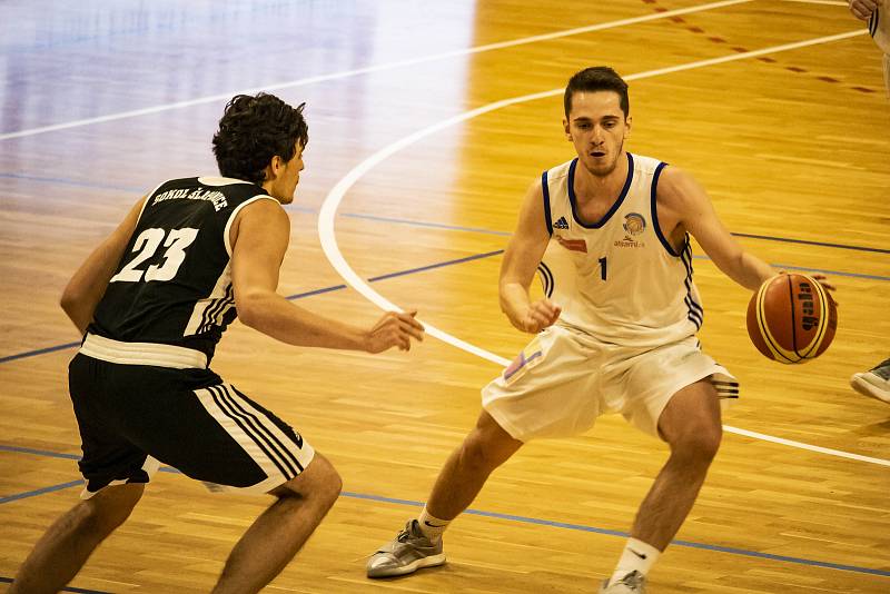 Basketbal Olomouc (v bílém) porazil Šlapanice 114:88