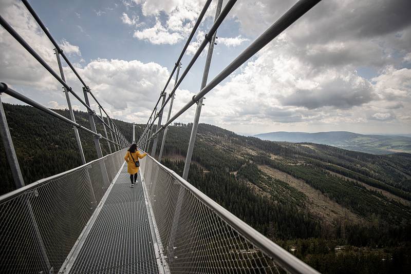 Nejdelší visutý most pro pěší na světě Sky Bridge 721, 9. května 2022, Dolní Morava. Ve výšce 95 metrů překonává údolí Mlýnského potoka z horského hřebene Slamník na hřeben Chlum.