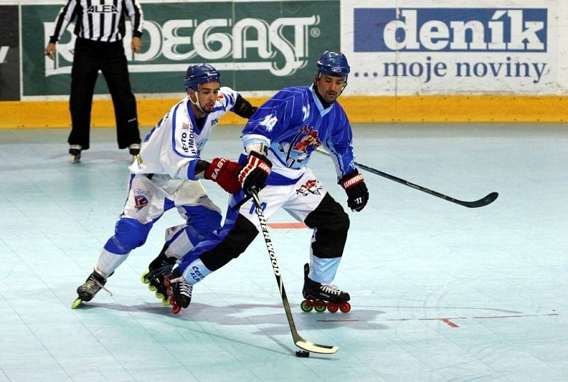 Eagles (v bílém) porazili v úvodním zápase play off Kladno 11:8. Stanislav Husák, Tomáš Plekanec.