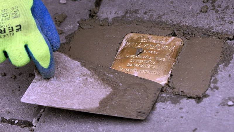 Pokládání Kamenů zmizelých (Stolpersteine) v Olomouci. Ilustrační foto