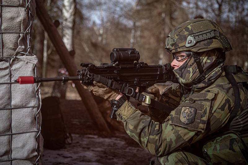 Simulovaný útok radikálů na základnu jednotky pro zahraniční operaci EU v Mali.  Týdenní nepřetržitý výcvik jednotek 71. mechanizovaného praporu z Hranic ve vojenském újezdu Libavá, 16. února 2022