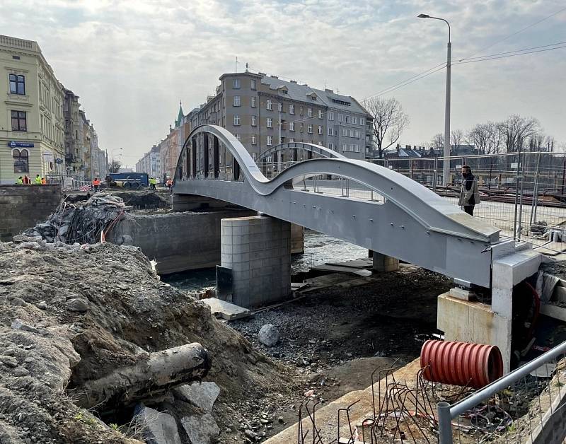 Stavbaři již odstranili původní část mostu na Masarykově třídě v Olomouci, 21. dubna 2021