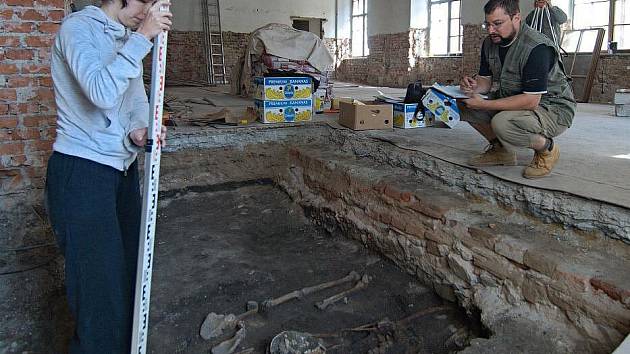 Po podlahou Vlastivědného muzea odkryli lidské kostry