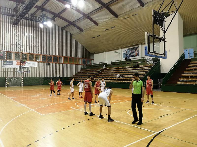 Basketbalisté SK UP Olomouc (v bílém) proti Valašskému Meziříčí