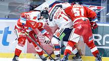 Utkání Tipsport extraligy mezi HC Dynamo Pardubice (v bíločerveném) a HC Olomouc