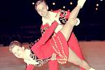 1967. Sourozenci Eva a Pavel Romanovi, mistři světa v tancích na ledě, při vystoupení na Mistrovství světa v Dortmundu.