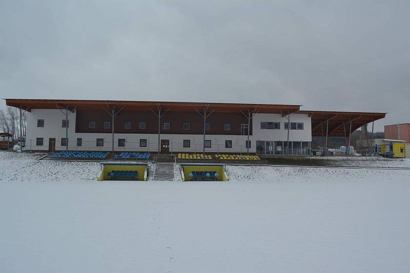 Ve Strání musí hráči i rozhodčí do šaten přes schody na tribuně.