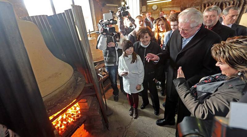 Prezident Zeman ve zvonařské dílně v Brodku u Přerova. Zcela vpravo Leticie Vránová-Dytrychová