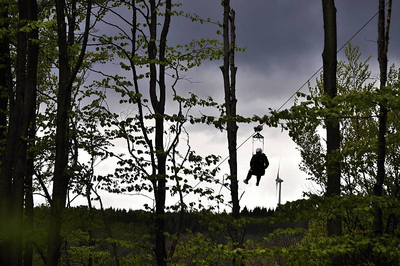 Lanový skluz zipline přes Šumenské údolí ve Sport areálu Klíny v Krušných horách