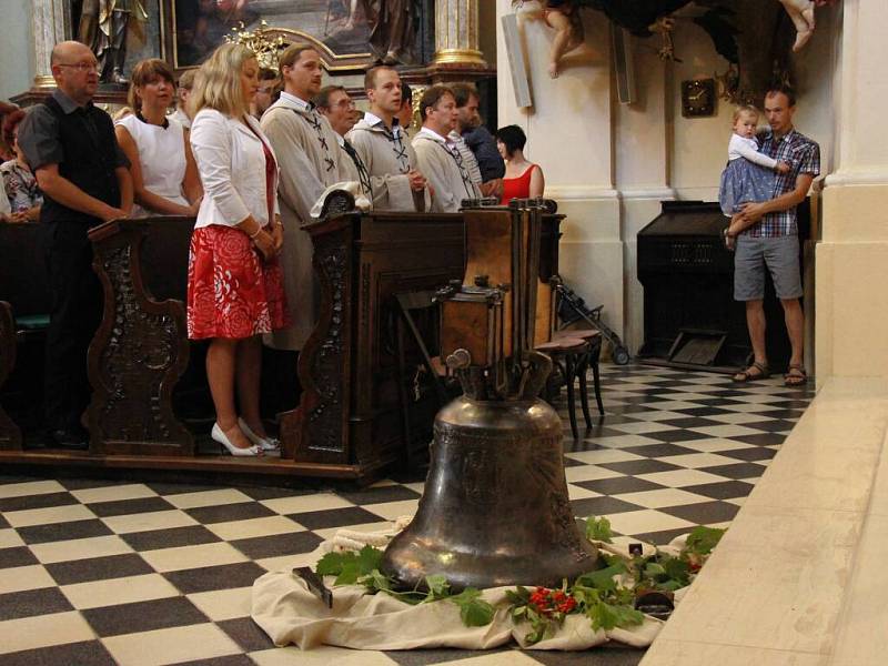 Olomoucký arcibiskup Jan Graubner v neděli 28. srpna požehnal v Zábřehu zvon svatý František