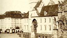 Na detailu fotografie ateliéru Pichler a spol., pořízené z okna hotelu Goliath v 60. letech 19. století, je částečně vidět ještě starý orloj, jehož malířskou výzdobu navrhl barokní umělec Jan Kryštof Handke.