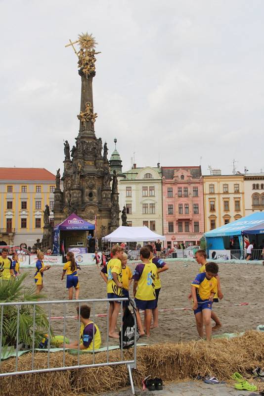 Olomoučtí ragbisté uspořádali v sobotu na Horním náměstí charitativní turnaj hraný na písku.