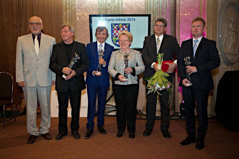 Ocenění zleva: Jan Vičar, Jiří Hastík, Richard Pachman, Gerlinde Backová, Michal Bartoš a Radek Zbořil. Předávání cen města Olomouce na Klášterním Hradisku