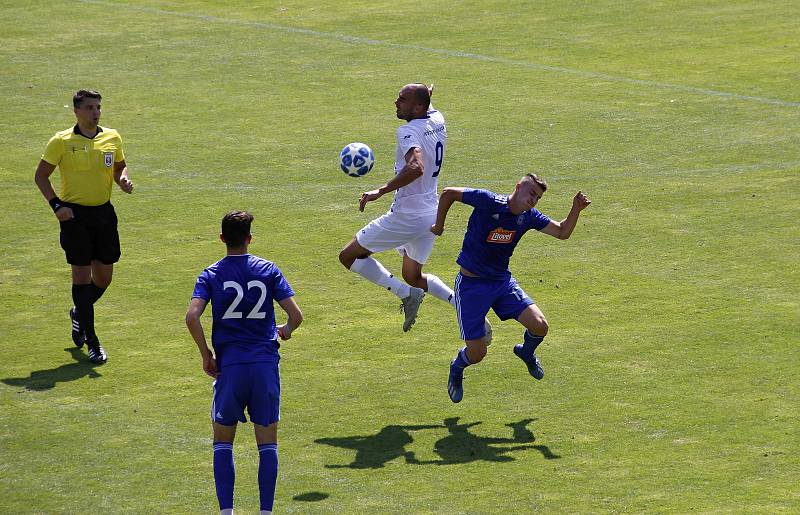 Fotbalisté Sigmy B (v modrém) prohráli s Frýdkem-Místkem 0:2.