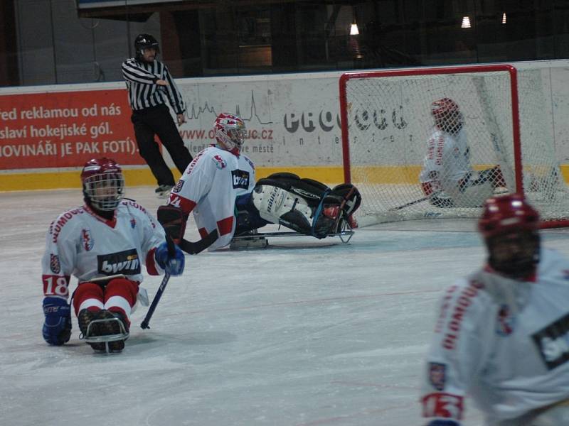 Ani tři inkasované branky nemusely olomoucké sledge hokejísty mrzet