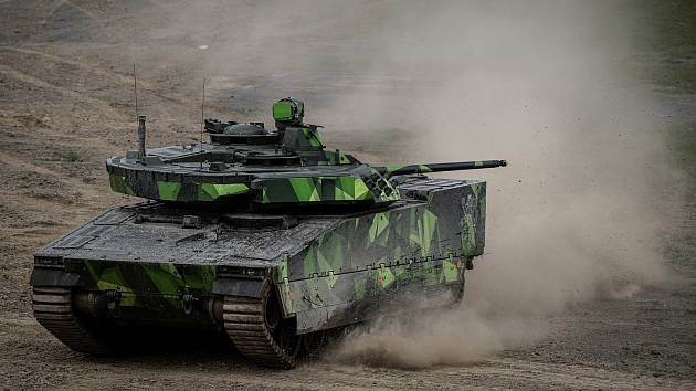 Obrněnec CV90 na mediálním dnu při testování bojových vozidel pěchoty (BVP) z tendru pro českou armádu ve vojenském prostoru Libavá, 27. května 2021.