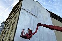 Zamalovávání murálu na budově Moravského divadla, zeď dostane nový motiv. 15. září 2022