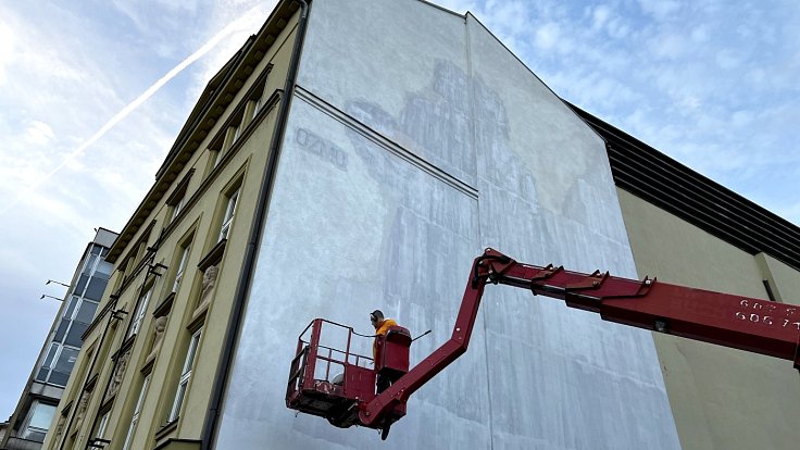 Zamalovávání murálu na budově Moravského divadla, zeď dostane nový motiv. 15. září 2022