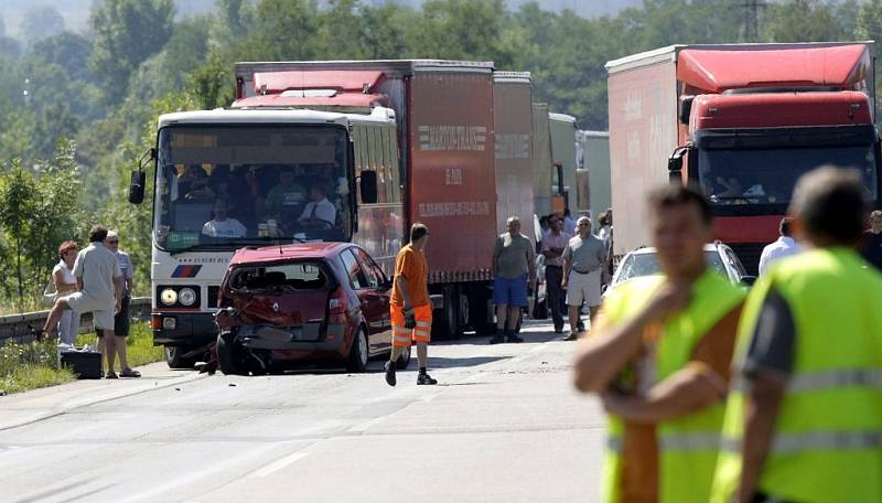 Řetězová nehoda na 28km silnice R46 z Prostějova do Olomouce.