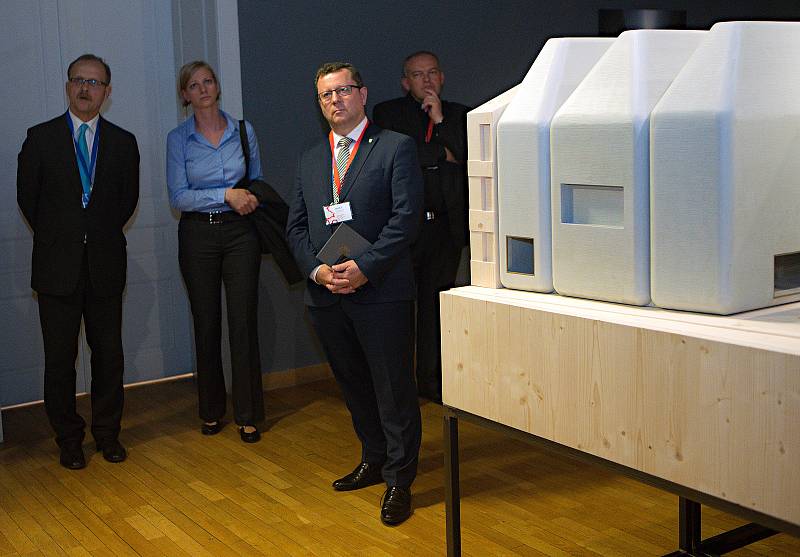 Prezentace modelu nové budovy SEFO v Olomouci v září 2018  - vlevo tehdejší ředitel Muzea umění Michal Soukup, vedle modelu tehdejší ministr kultury A