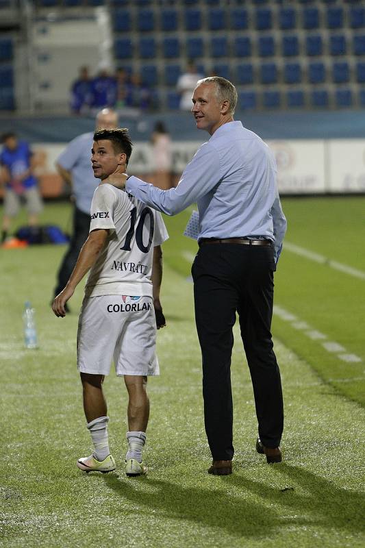 Olomoučtí fotbalisté (v červeném) remizovali se Slováckem 0:0Jan Navrátil (vlevo) a Václav Jílek (trenér Sigmy)