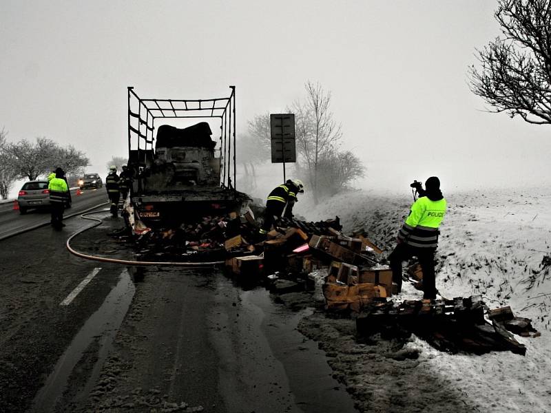 Požár náklaďáku na kruhovém objezdu poblíž Hamerské ulice v Olomouci