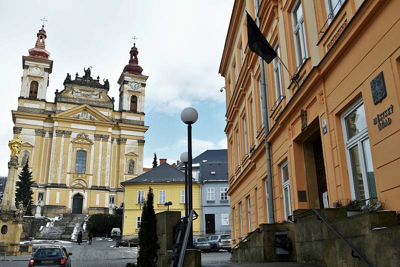 Smuteční prapor na radnici ve Šternberku, 27. 1. 2020