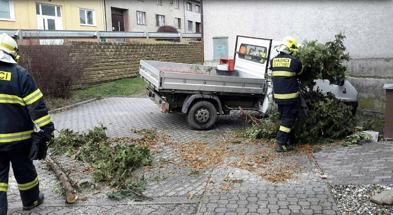 Strom spadl na dodávku ve Velkém Týnci. Následky silného větru v Olomouckém kraji, 4.2. 2020